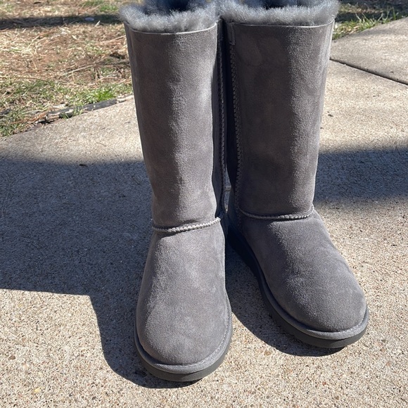 UGGS - Picture 2 of 6